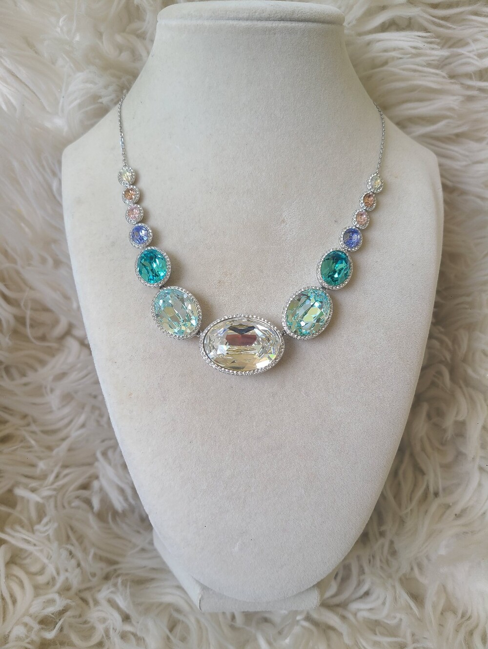 Stubnong Swarovski Caption Oval Necklace - 5117706- Excellent Condition